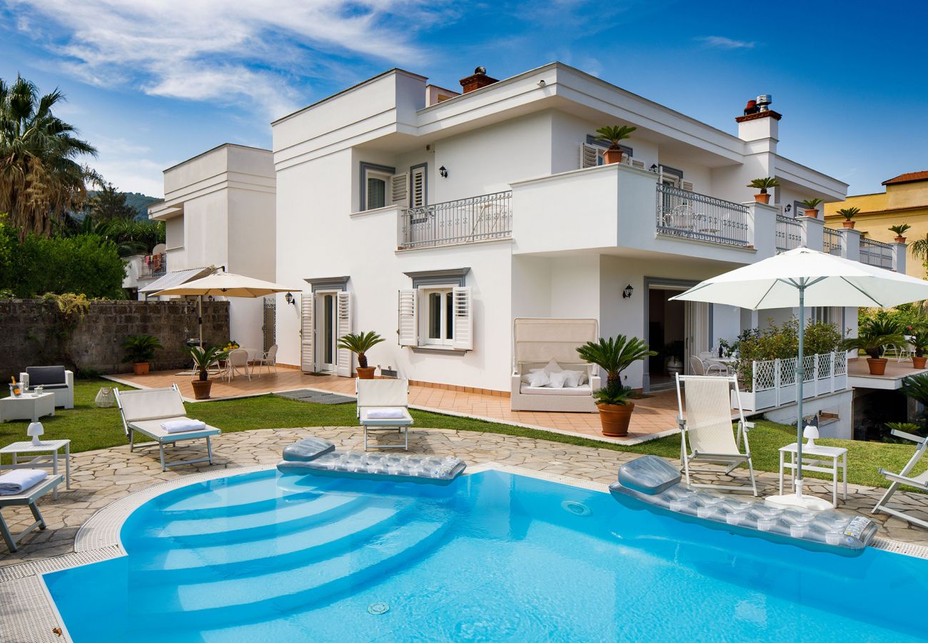 Villa in Sant´Agnello - AMORE RENTALS - Villa Lia with Private Pool, Garden and Parking