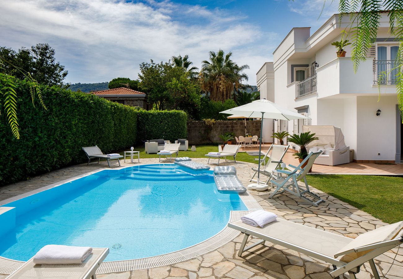 Villa in Sant´Agnello - AMORE RENTALS - Villa Lia with Private Pool, Garden and Parking