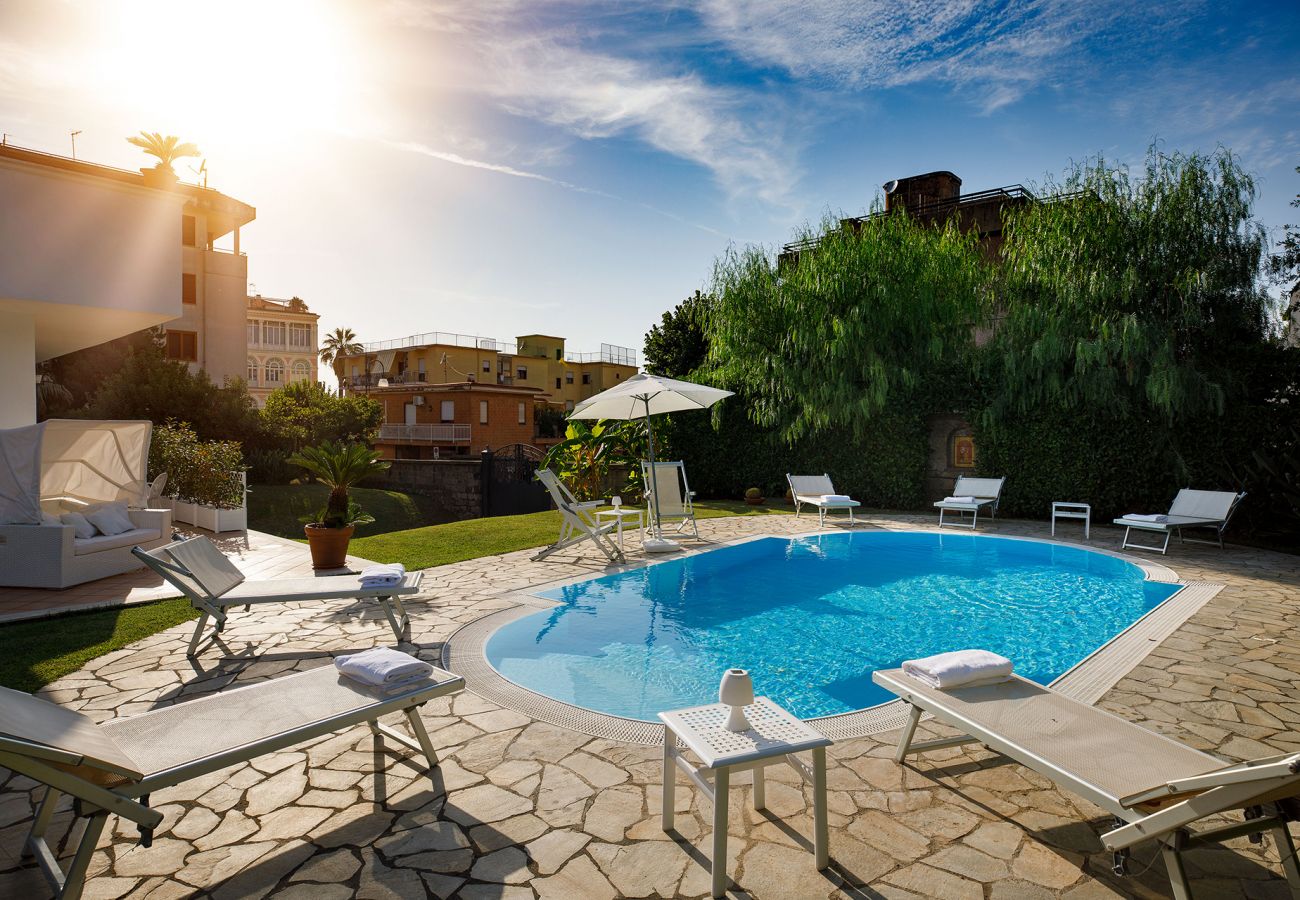 Villa in Sant´Agnello - AMORE RENTALS - Villa Lia with Private Pool, Garden and Parking