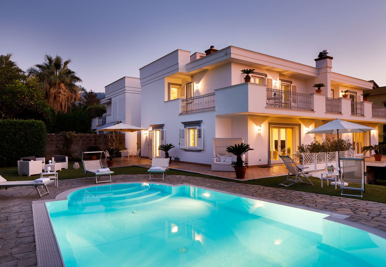 Villa in Sant´Agnello - AMORE RENTALS - Villa Lia with Private Pool, Garden and Parking