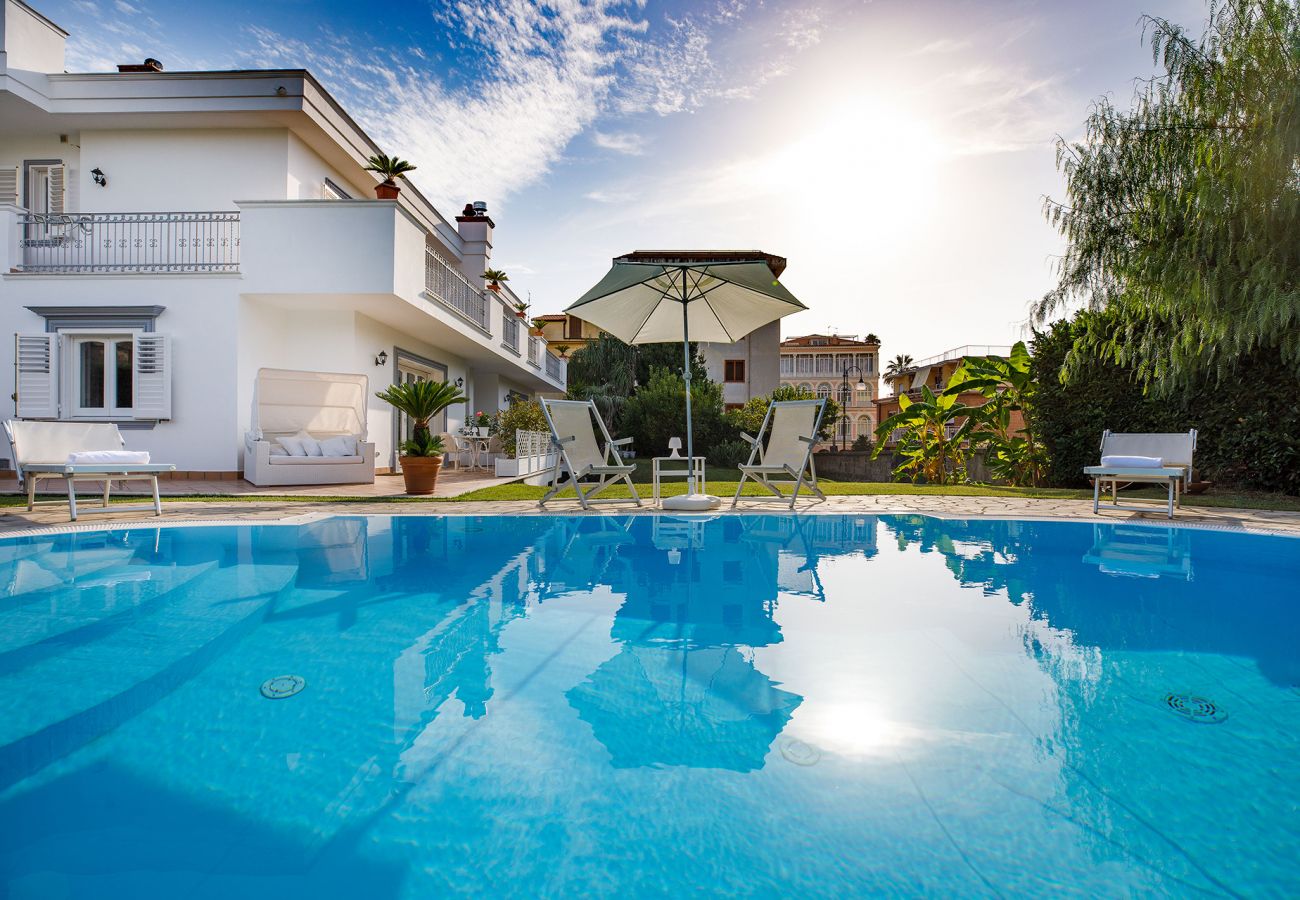 Villa in Sant´Agnello - AMORE RENTALS - Villa Lia with Private Pool, Garden and Parking