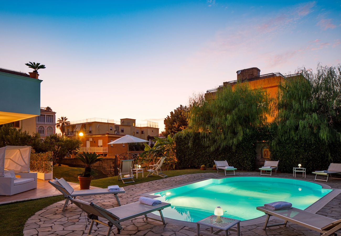 Villa in Sant´Agnello - AMORE RENTALS - Villa Lia with Private Pool, Garden and Parking