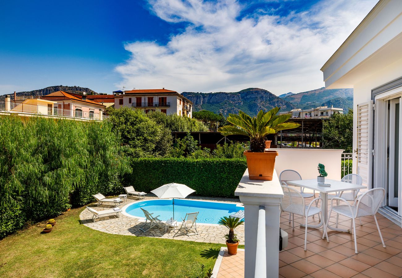 Villa in Sant´Agnello - AMORE RENTALS - Villa Lia with Private Pool, Garden and Parking