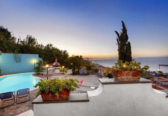 Villa in Sorrento - AMORE RENTALS - Villa Bianca with Private Swimming Pool, Sea View, Terraces, Parking and Barbecue