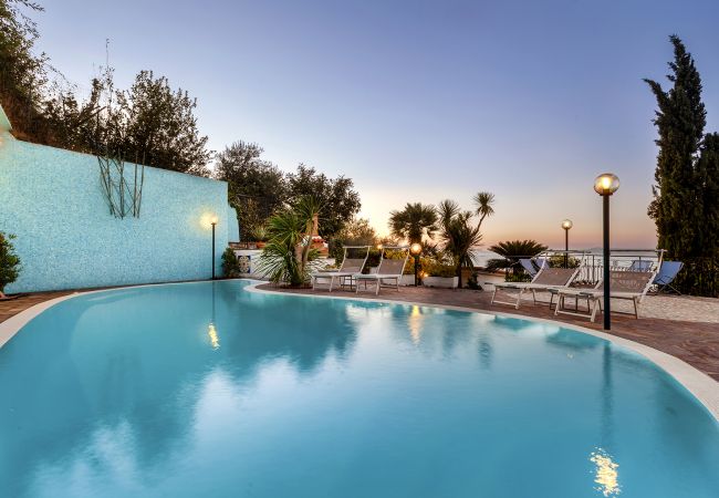 Villa in Sorrento - AMORE RENTALS - Villa Bianca with Private Swimming Pool, Sea View, Terraces, Parking and Barbecue Villa in Sorrento - AMORE RENTALS - Villa Bianca with Private Swimming Pool, Sea View, Terraces, Parking and Barbecue