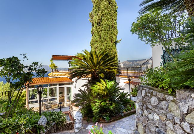 Villa in Sorrento - AMORE RENTALS - Villa Bianca with Private Swimming Pool, Sea View, Terraces, Parking and Barbecue Villa in Sorrento - AMORE RENTALS - Villa Bianca with Private Swimming Pool, Sea View, Terraces, Parking and Barbecue