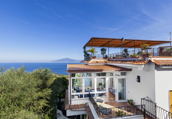 Villa in Sorrento - AMORE RENTALS - Villa Bianca with Private Swimming Pool, Sea View, Terraces, Parking and Barbecue Villa in Sorrento - AMORE RENTALS - Villa Bianca with Private Swimming Pool, Sea View, Terraces, Parking and Barbecue