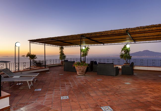 Villa in Sorrento - AMORE RENTALS - Villa Bianca with Private Swimming Pool, Sea View, Terraces, Parking and Barbecue Villa in Sorrento - AMORE RENTALS - Villa Bianca with Private Swimming Pool, Sea View, Terraces, Parking and Barbecue
