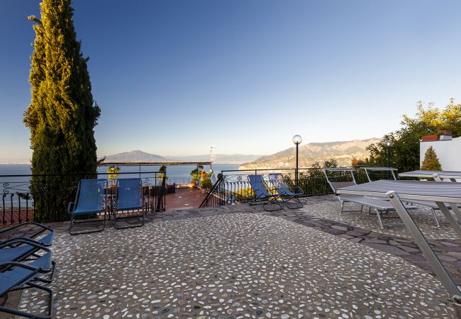 Villa in Sorrento - AMORE RENTALS - Villa Bianca with Private Swimming Pool, Sea View, Terraces, Parking and Barbecue Villa in Sorrento - AMORE RENTALS - Villa Bianca with Private Swimming Pool, Sea View, Terraces, Parking and Barbecue