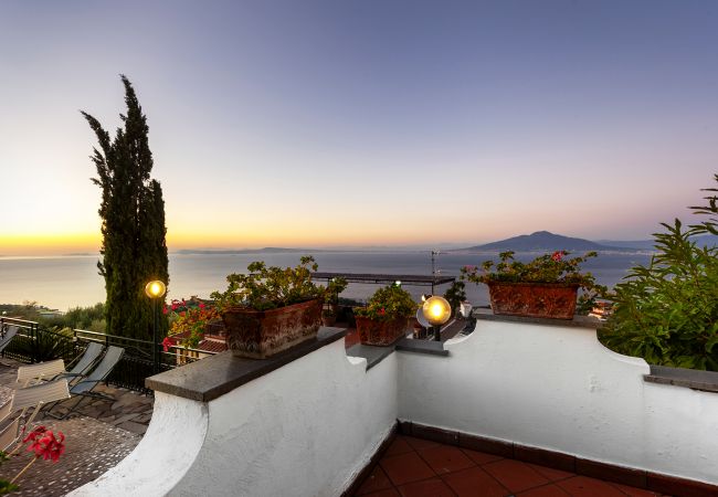 Villa in Sorrento - AMORE RENTALS - Villa Bianca with Private Swimming Pool, Sea View, Terraces, Parking and Barbecue Villa in Sorrento - AMORE RENTALS - Villa Bianca with Private Swimming Pool, Sea View, Terraces, Parking and Barbecue