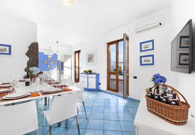 Villa in Sorrento - AMORE RENTALS - Villa Bianca with Private Swimming Pool, Sea View, Terraces, Parking and Barbecue Villa in Sorrento - AMORE RENTALS - Villa Bianca with Private Swimming Pool, Sea View, Terraces, Parking and Barbecue