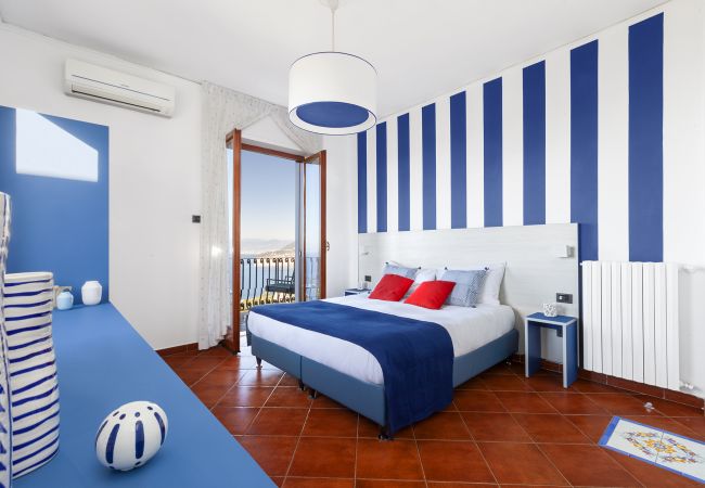 Villa in Sorrento - AMORE RENTALS - Villa Bianca with Private Swimming Pool, Sea View, Terraces, Parking and Barbecue Villa in Sorrento - AMORE RENTALS - Villa Bianca with Private Swimming Pool, Sea View, Terraces, Parking and Barbecue