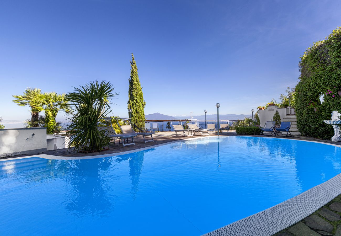 Villa in Sorrento - AMORE RENTALS - Villa Bianca with Private Swimming Pool, Sea View, Terraces, Parking and Barbecue