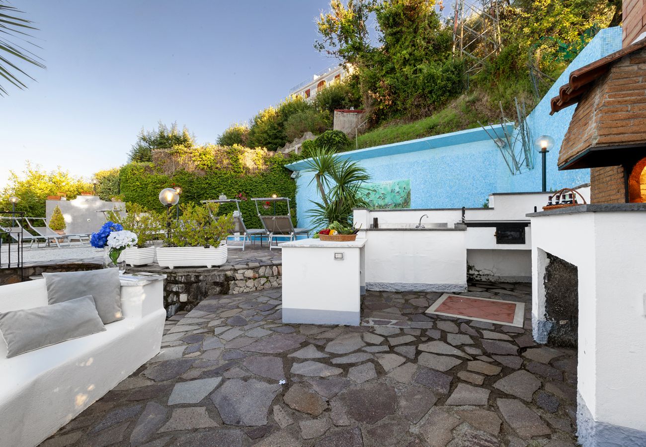 Villa in Sorrento - AMORE RENTALS - Villa Bianca with Private Swimming Pool, Sea View, Terraces, Parking and Barbecue