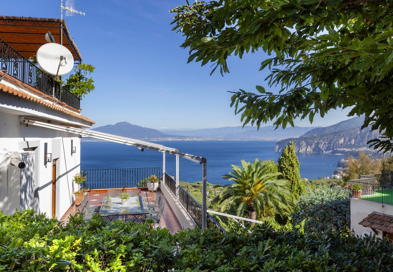 Villa in Sorrento - AMORE RENTALS - Villa Bianca with Private Swimming Pool, Sea View, Terraces, Parking and Barbecue