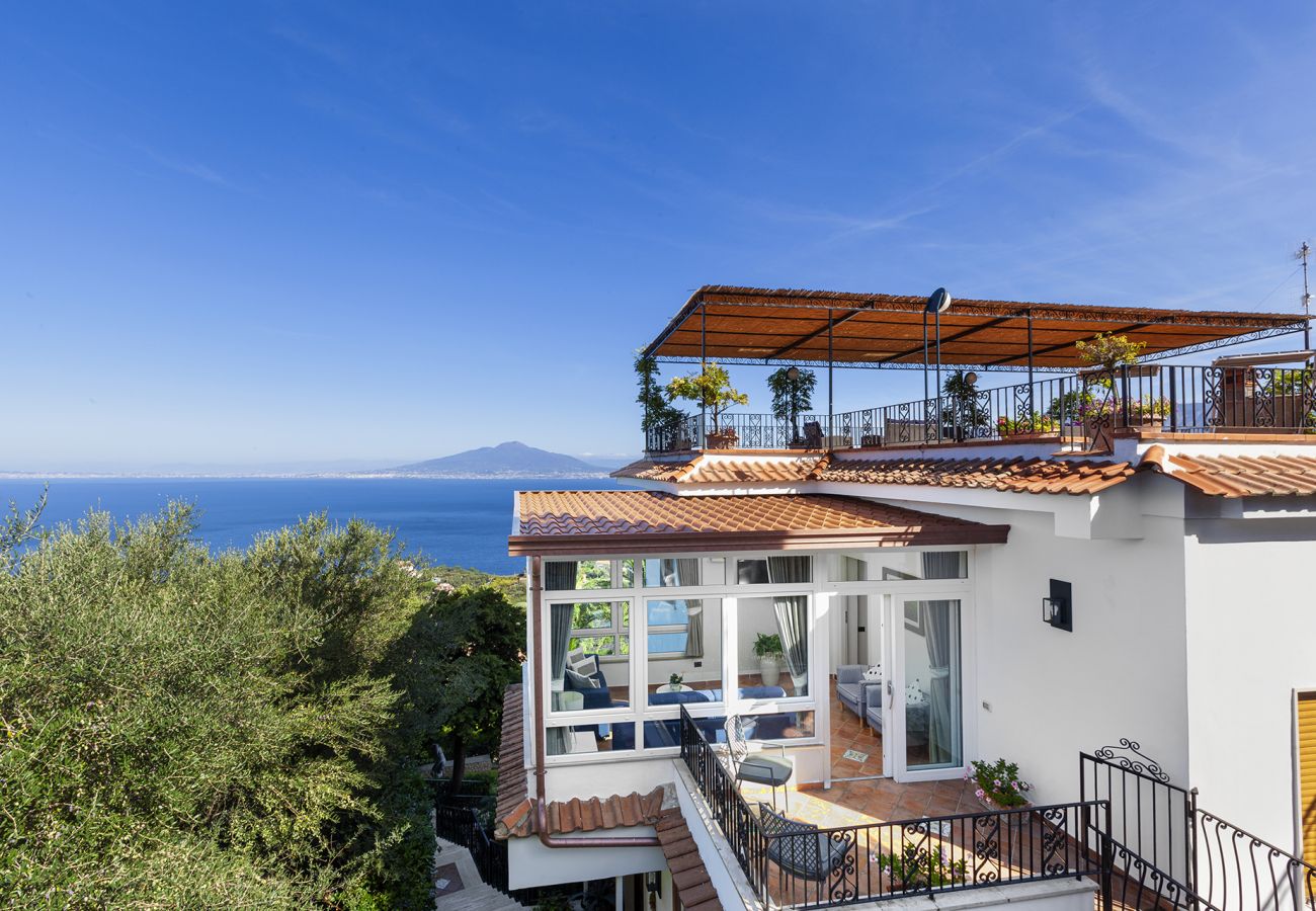 Villa in Sorrento - AMORE RENTALS - Villa Bianca with Private Swimming Pool, Sea View, Terraces, Parking and Barbecue