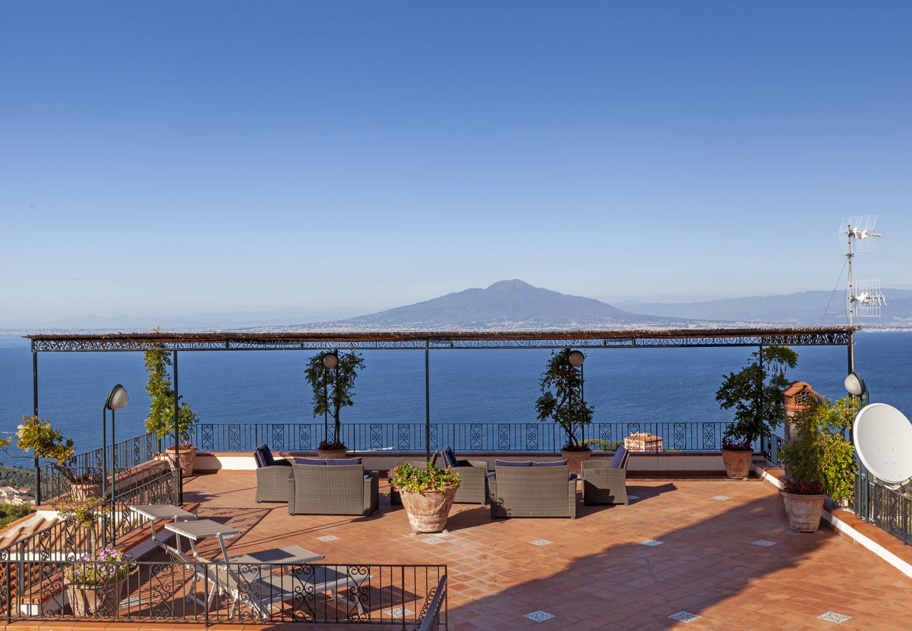 Villa in Sorrento - AMORE RENTALS - Villa Bianca with Private Swimming Pool, Sea View, Terraces, Parking and Barbecue