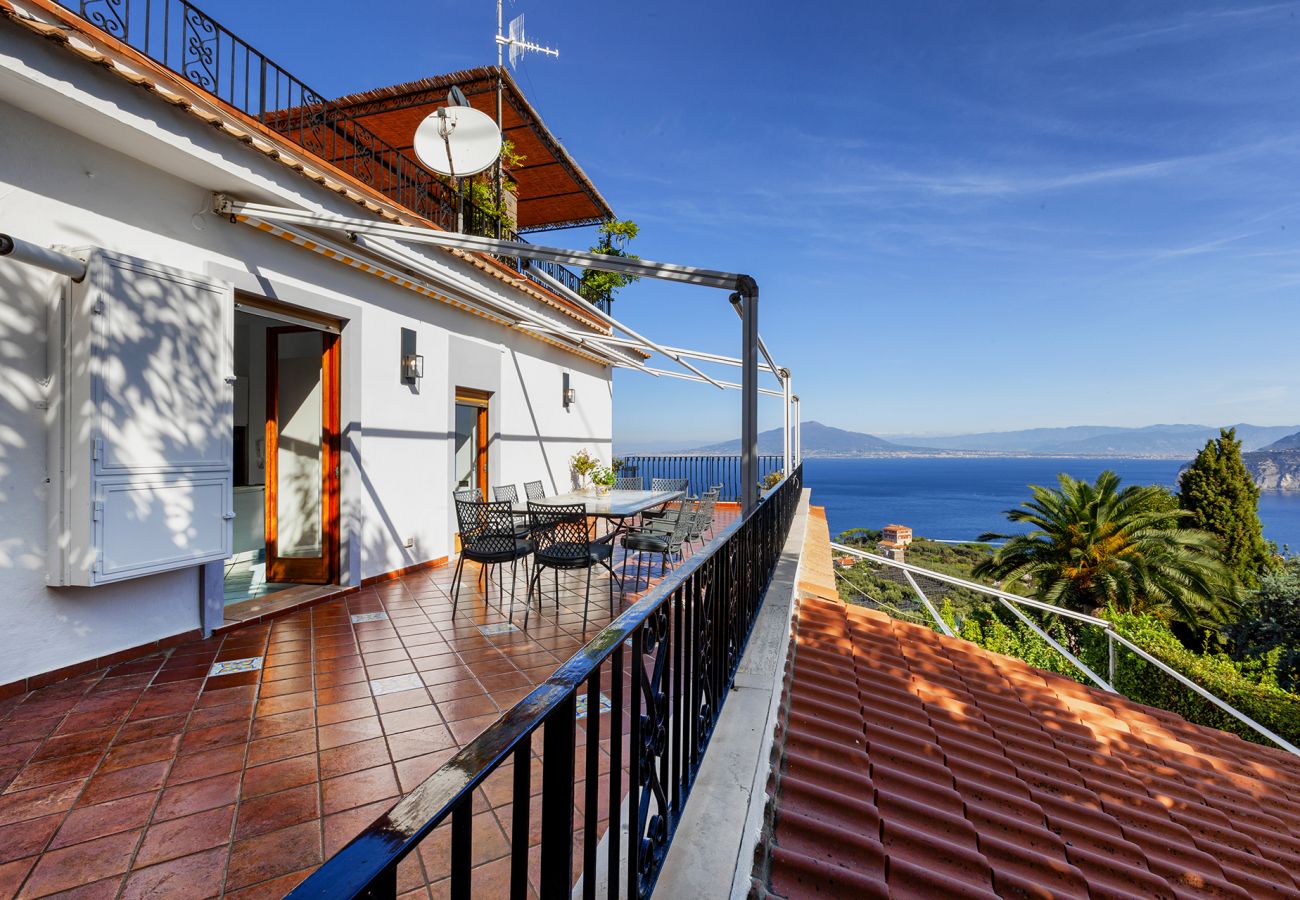 Villa in Sorrento - AMORE RENTALS - Villa Bianca with Private Swimming Pool, Sea View, Terraces, Parking and Barbecue