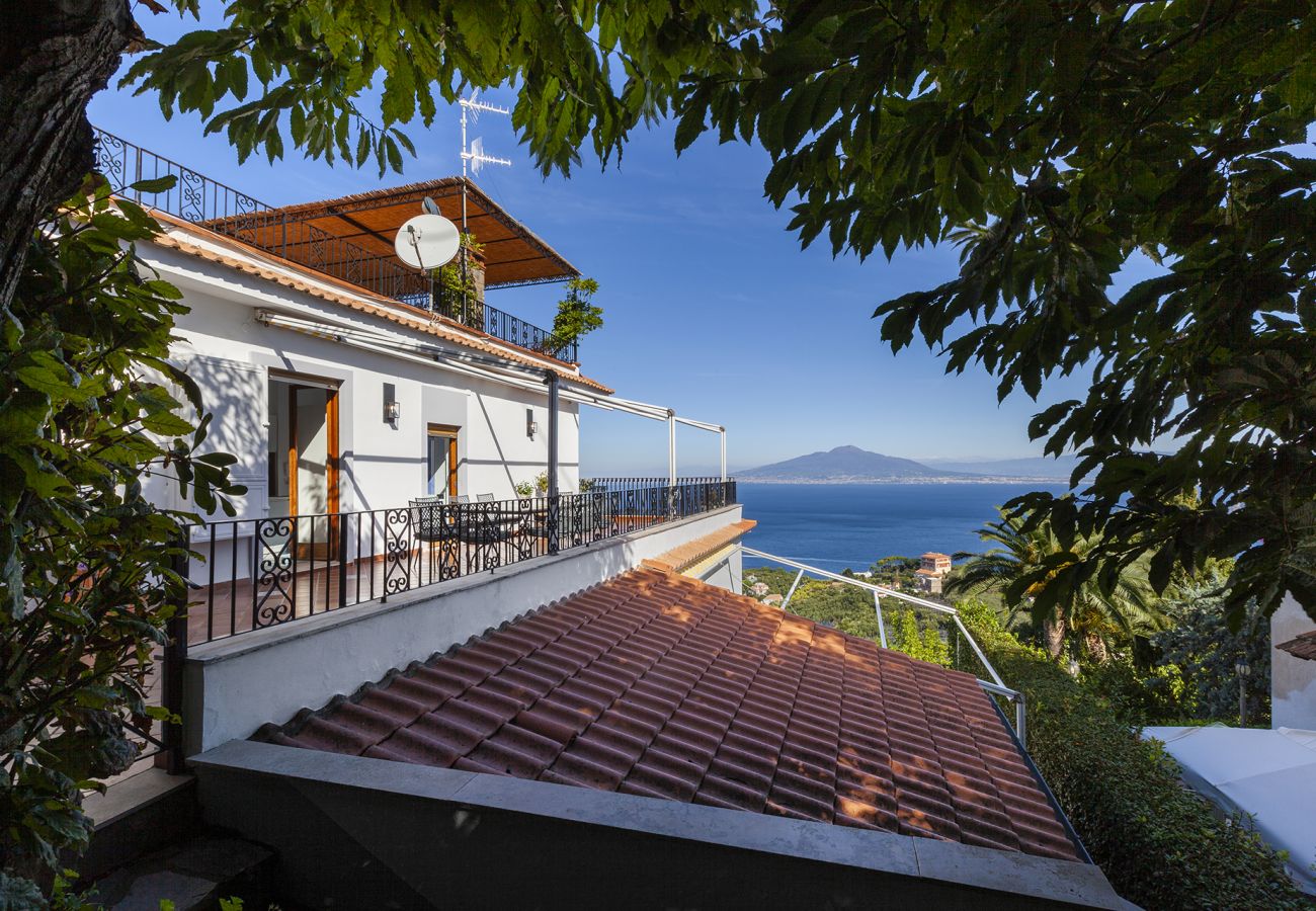 Villa in Sorrento - AMORE RENTALS - Villa Bianca with Private Swimming Pool, Sea View, Terraces, Parking and Barbecue