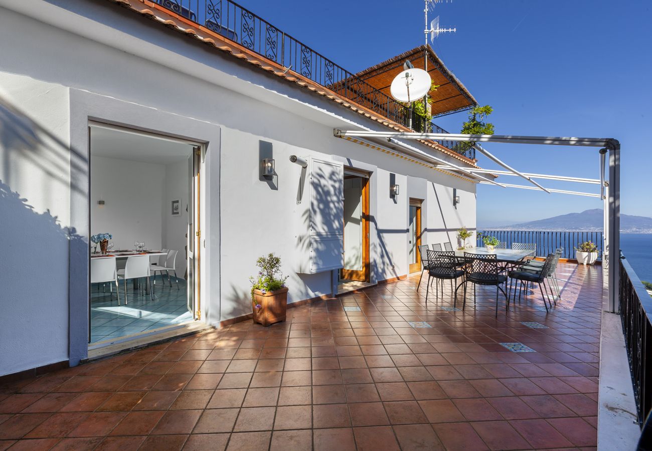 Villa in Sorrento - AMORE RENTALS - Villa Bianca with Private Swimming Pool, Sea View, Terraces, Parking and Barbecue