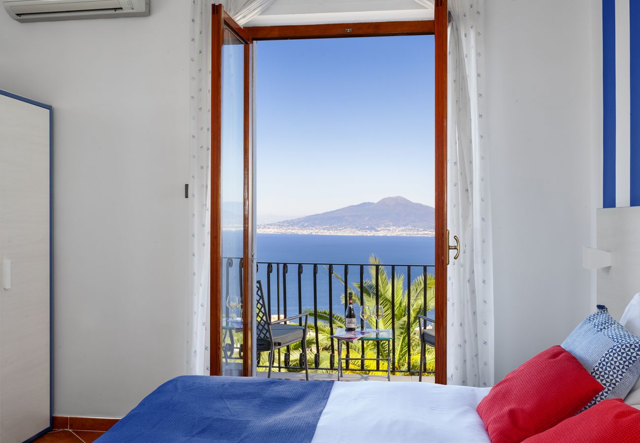 Villa in Sorrento - AMORE RENTALS - Villa Bianca with Private Swimming Pool, Sea View, Terraces, Parking and Barbecue