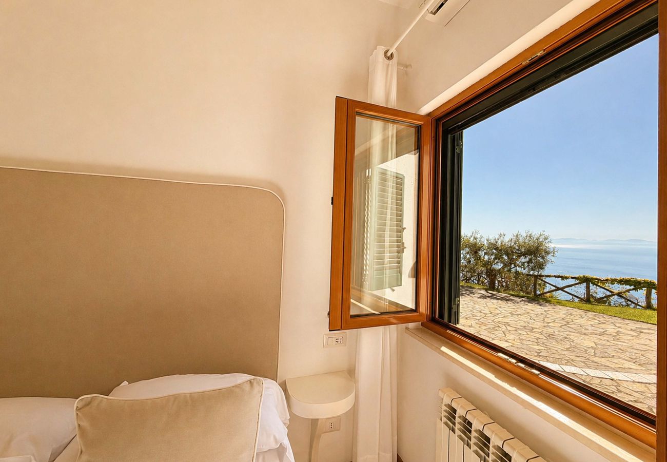 Villa in Sant´Agata sui Due Golfi - AMORE RENTALS - Villa Raffaella with Private Pool and Sea View
