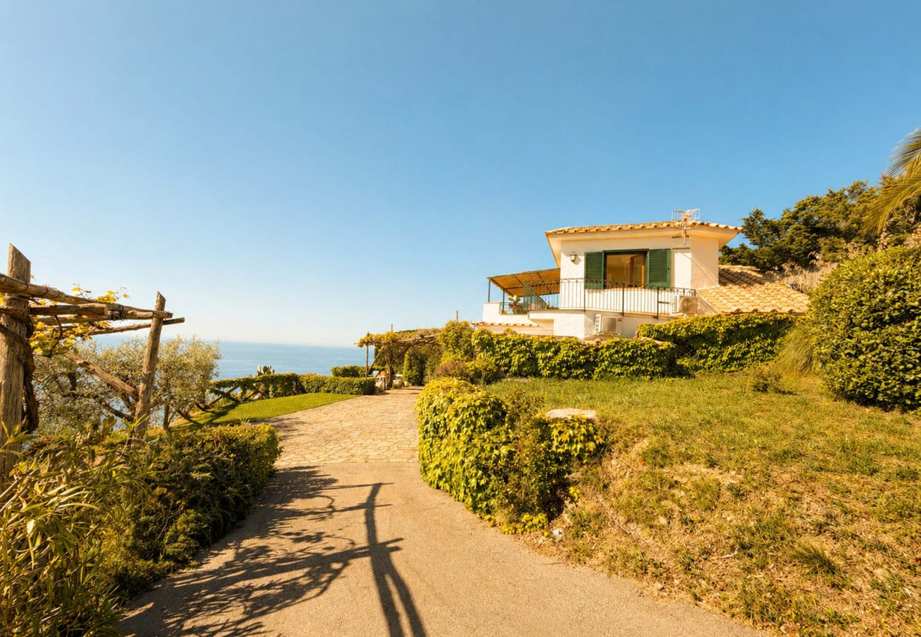 Villa in Sant´Agata sui Due Golfi - AMORE RENTALS - Villa Raffaella with Private Pool and Sea View