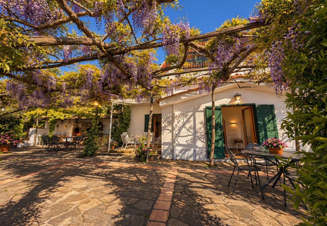 Villa in Sant´Agata sui Due Golfi - AMORE RENTALS - Villa Raffaella with Private Pool and Sea View