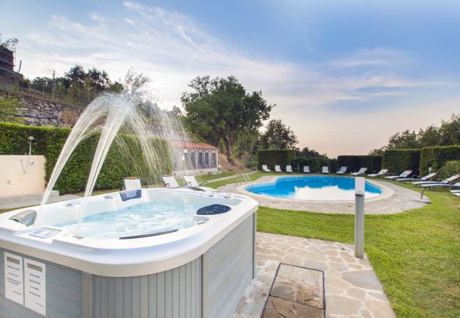 Villa in Sant´Agnello - AMORE RENTALS - Villa La Ventana with Private Swimming Pool, Garden, Jacuzzi, Sea view and Parking