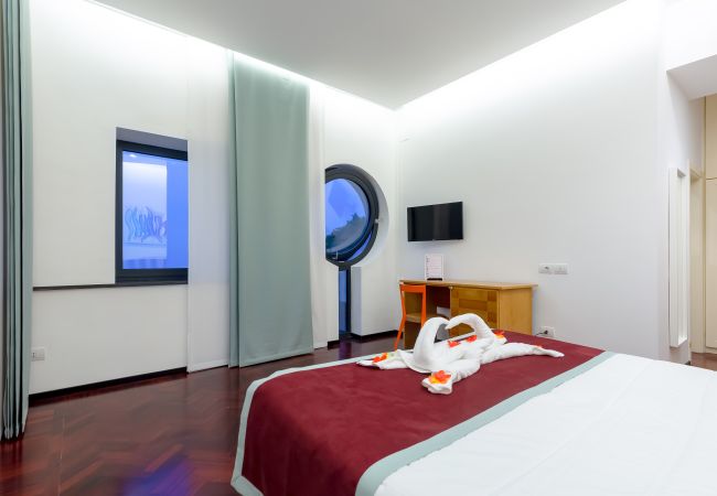 Villa in Sant´Agnello - AMORE RENTALS - Villa Calisto with Private Swimming Pool, Garden, Jacuzzi, Sea view and Parking Villa in Sant´Agnello - AMORE RENTALS - Villa Calisto with Private Swimming Pool, Garden, Jacuzzi, Sea view and Parking