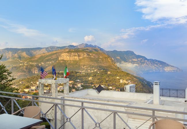 Villa in Sant´Agnello - AMORE RENTALS - Villa Calisto with Private Swimming Pool, Garden, Jacuzzi, Sea view and Parking Villa in Sant´Agnello - AMORE RENTALS - Villa Calisto with Private Swimming Pool, Garden, Jacuzzi, Sea view and Parking