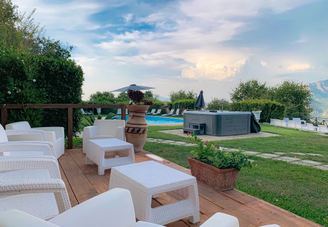 Villa in Sant´Agnello - AMORE RENTALS - Villa Calisto with Private Swimming Pool, Garden, Jacuzzi, Sea view and Parking Villa in Sant´Agnello - AMORE RENTALS - Villa Calisto with Private Swimming Pool, Garden, Jacuzzi, Sea view and Parking