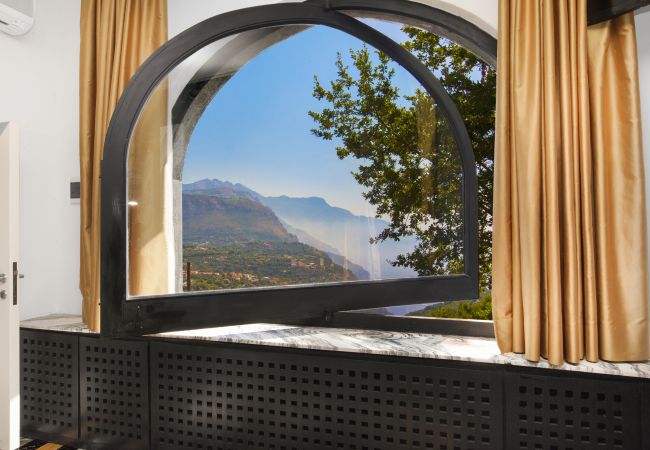 Villa in Sant´Agnello - AMORE RENTALS - Villa Calisto with Private Swimming Pool, Garden, Jacuzzi, Sea view and Parking Villa in Sant´Agnello - AMORE RENTALS - Villa Calisto with Private Swimming Pool, Garden, Jacuzzi, Sea view and Parking