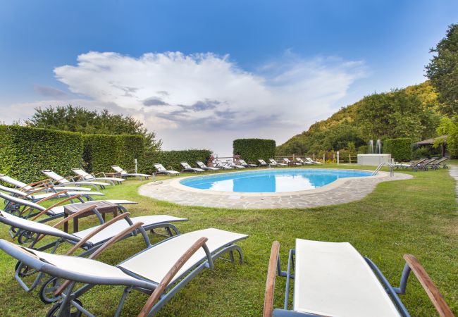 Villa in Sant´Agnello - AMORE RENTALS - Villa Calisto with Private Swimming Pool, Garden, Jacuzzi, Sea view and Parking Villa in Sant´Agnello - AMORE RENTALS - Villa Calisto with Private Swimming Pool, Garden, Jacuzzi, Sea view and Parking