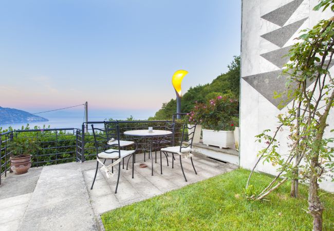 Villa in Sant´Agnello - AMORE RENTALS - Villa Calisto with Private Swimming Pool, Garden, Jacuzzi, Sea view and Parking Villa in Sant´Agnello - AMORE RENTALS - Villa Calisto with Private Swimming Pool, Garden, Jacuzzi, Sea view and Parking