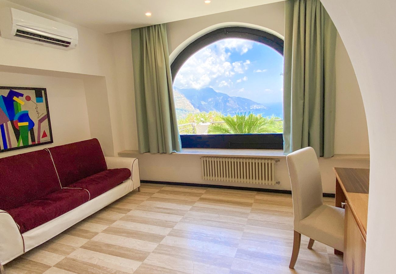 Villa in Sant´Agnello - AMORE RENTALS - Villa Calisto with Private Swimming Pool, Garden, Jacuzzi, Sea view and Parking