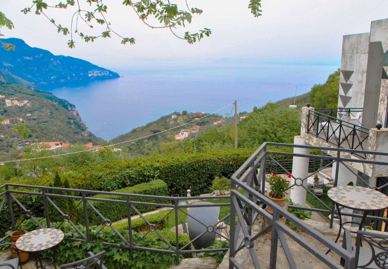 Villa in Sant´Agnello - AMORE RENTALS - Villa Calisto with Private Swimming Pool, Garden, Jacuzzi, Sea view and Parking