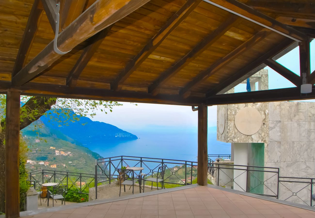 Villa in Sant´Agnello - AMORE RENTALS - Villa Calisto with Private Swimming Pool, Garden, Jacuzzi, Sea view and Parking