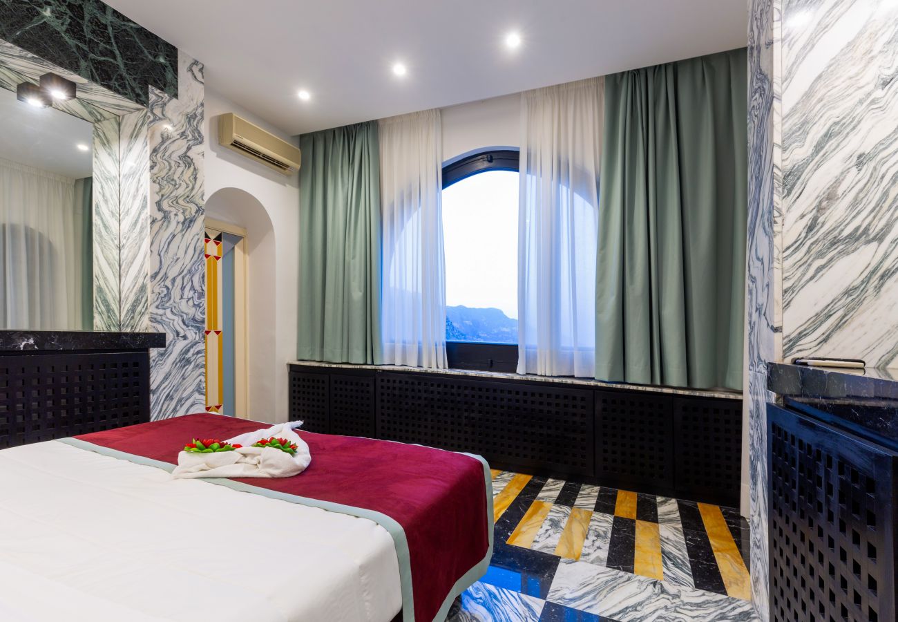 Villa in Sant´Agnello - AMORE RENTALS - Villa Calisto with Private Swimming Pool, Garden, Jacuzzi, Sea view and Parking
