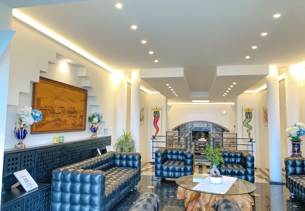 Villa in Sant´Agnello - AMORE RENTALS - Villa Calisto with Private Swimming Pool, Garden, Jacuzzi, Sea view and Parking