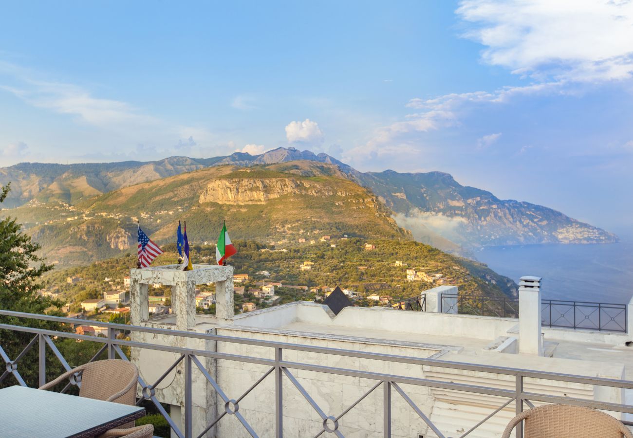 Villa in Sant´Agnello - AMORE RENTALS - Villa Calisto with Private Swimming Pool, Garden, Jacuzzi, Sea view and Parking