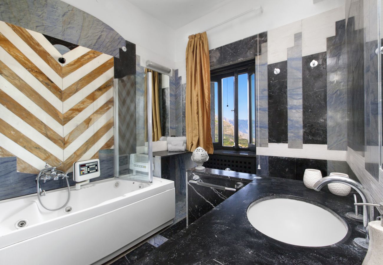 Villa in Sant´Agnello - AMORE RENTALS - Villa Calisto with Private Swimming Pool, Garden, Jacuzzi, Sea view and Parking