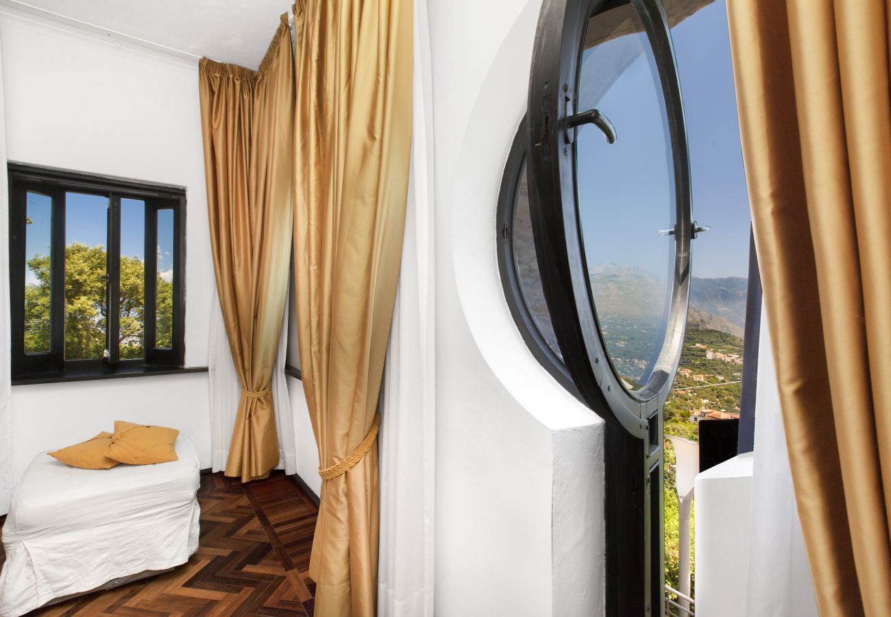 Villa in Sant´Agnello - AMORE RENTALS - Villa Calisto with Private Swimming Pool, Garden, Jacuzzi, Sea view and Parking