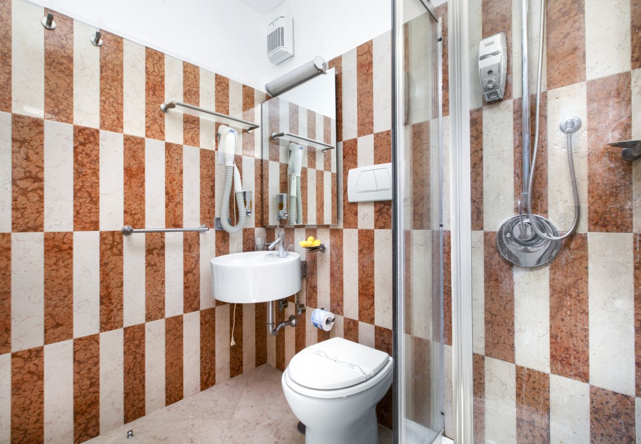 Villa in Sant´Agnello - AMORE RENTALS - Villa Calisto with Private Swimming Pool, Garden, Jacuzzi, Sea view and Parking