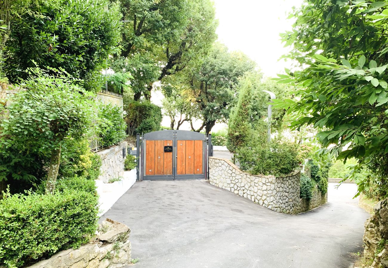 Villa in Sant´Agnello - AMORE RENTALS - Villa Calisto with Private Swimming Pool, Garden, Jacuzzi, Sea view and Parking