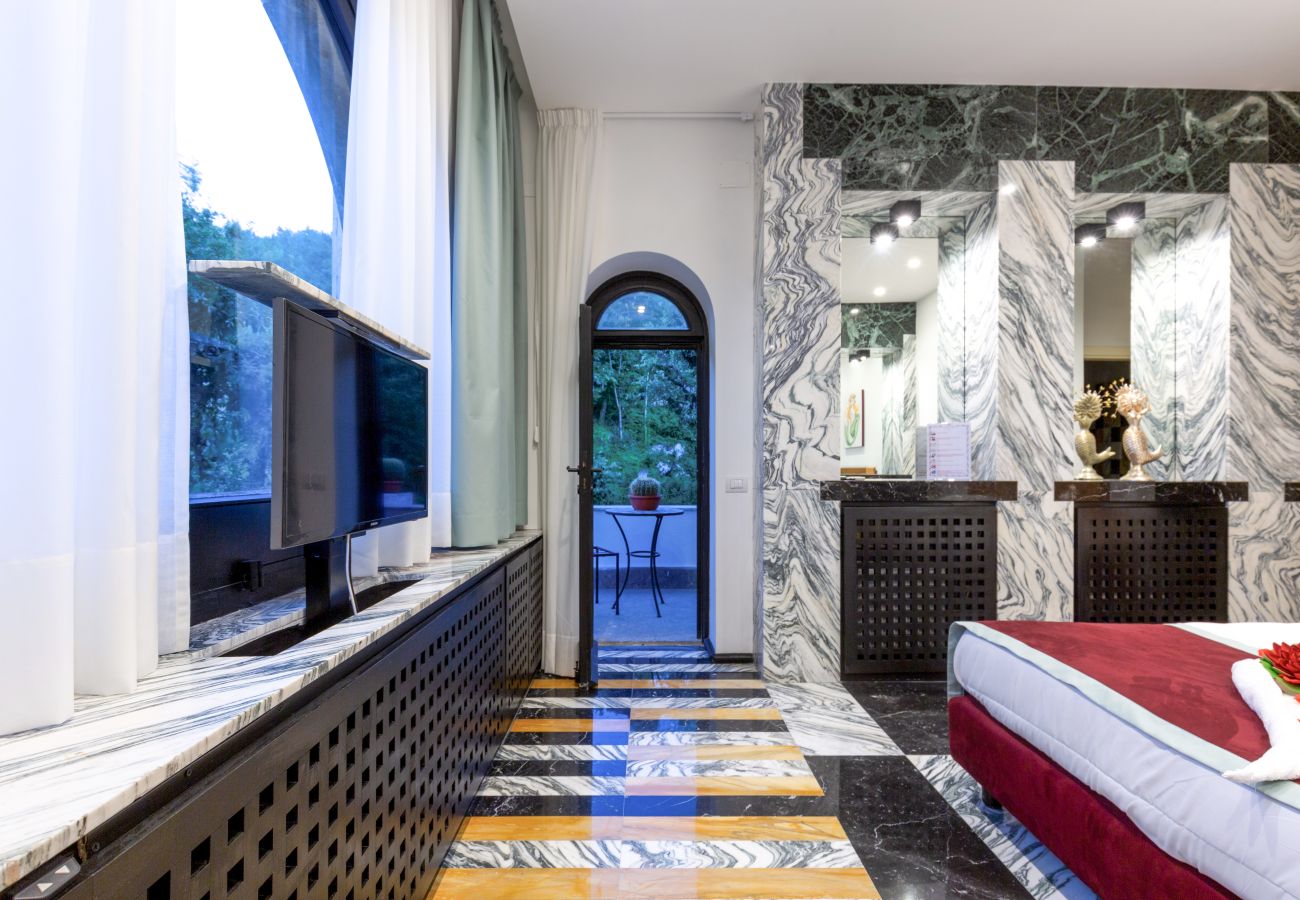 Villa in Sant´Agnello - AMORE RENTALS - Villa Calisto with Private Swimming Pool, Garden, Jacuzzi, Sea view and Parking