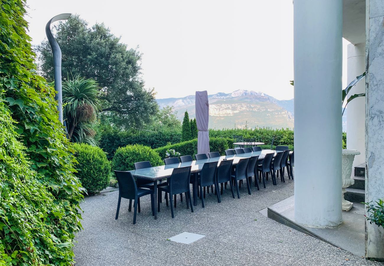 Villa in Sant´Agnello - AMORE RENTALS - Villa Calisto with Private Swimming Pool, Garden, Jacuzzi, Sea view and Parking