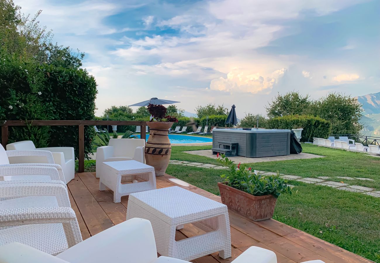 Villa in Sant´Agnello - AMORE RENTALS - Villa Calisto with Private Swimming Pool, Garden, Jacuzzi, Sea view and Parking