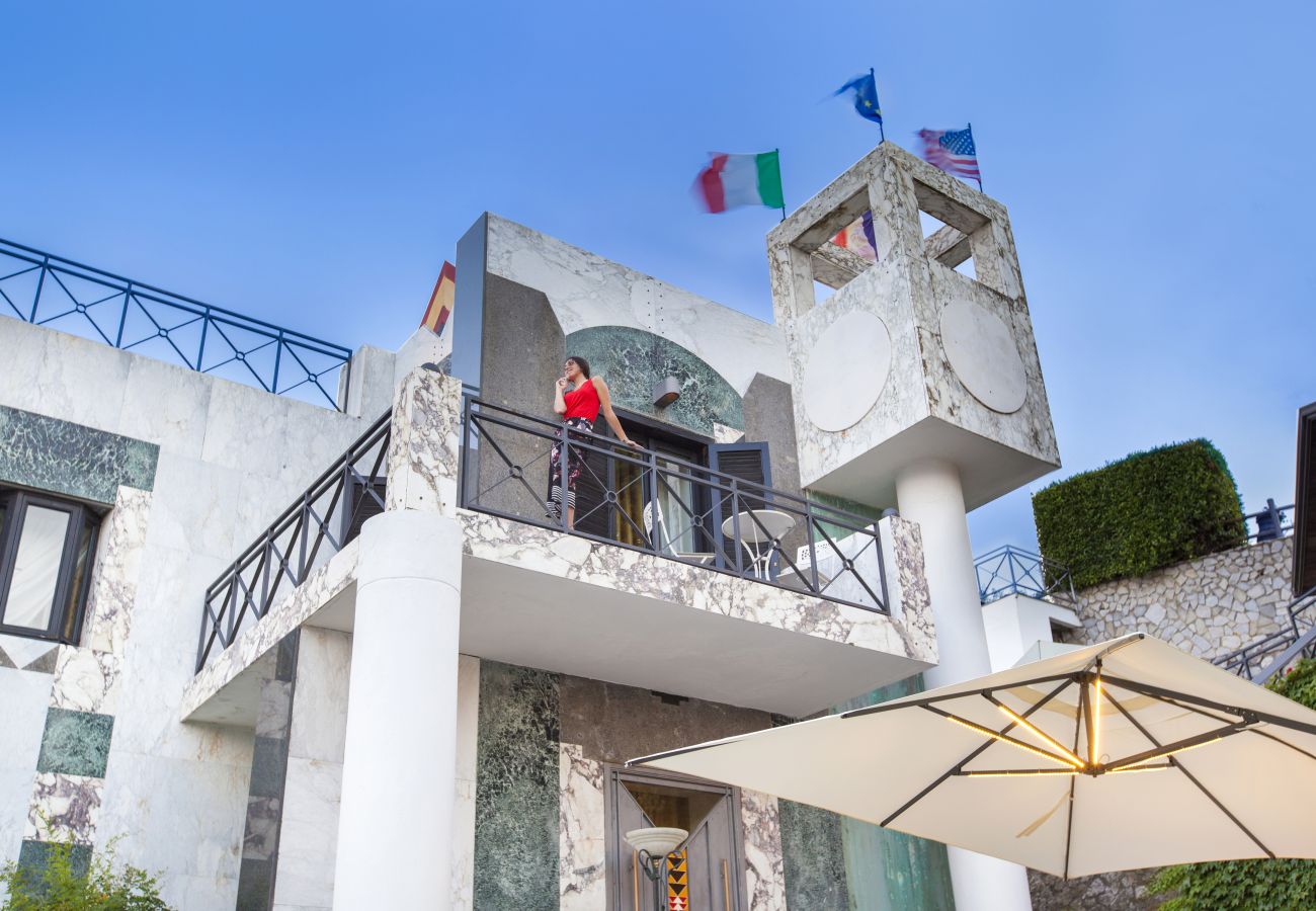 Villa in Sant´Agnello - AMORE RENTALS - Villa Calisto with Private Swimming Pool, Garden, Jacuzzi, Sea view and Parking