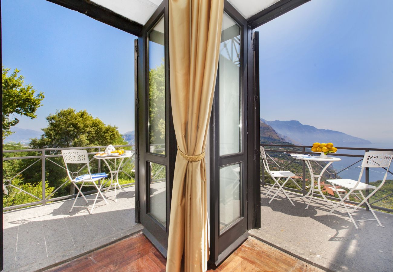 Villa in Sant´Agnello - AMORE RENTALS - Villa Calisto with Private Swimming Pool, Garden, Jacuzzi, Sea view and Parking